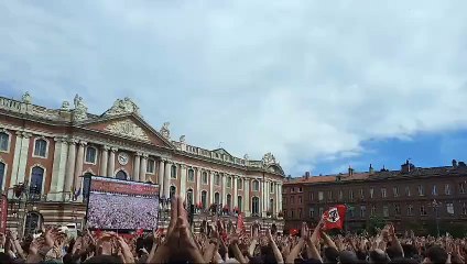 Mi-temps de la finale de Champions cup place du capitole à Toulouse.