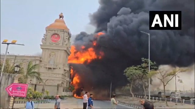 अलीपुर इलाके के कार्निवल फार्म हाउस में भीषण आग लग गई,दमकल की गाड़ियां मौके पर मौजूद हैं