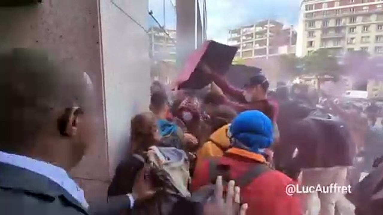 Des militants écologistes attaquent violemment l'assemblée des 100 ans de TotalEnergies à La Défense!