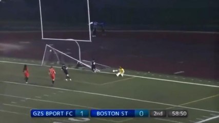 La punizione spacca la porta. Letteralmente