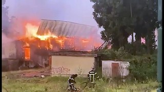 En proie aux flammes, le toit du bâtiment s'est effondré