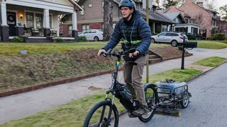 « L’homme aimant », cet Américain qui sauve les pneus des voitures et des vélos