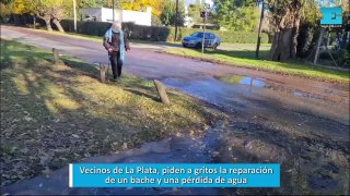 Vecinos de La Plata, piden a gritos la reparación de un bache y una pérdida de agua