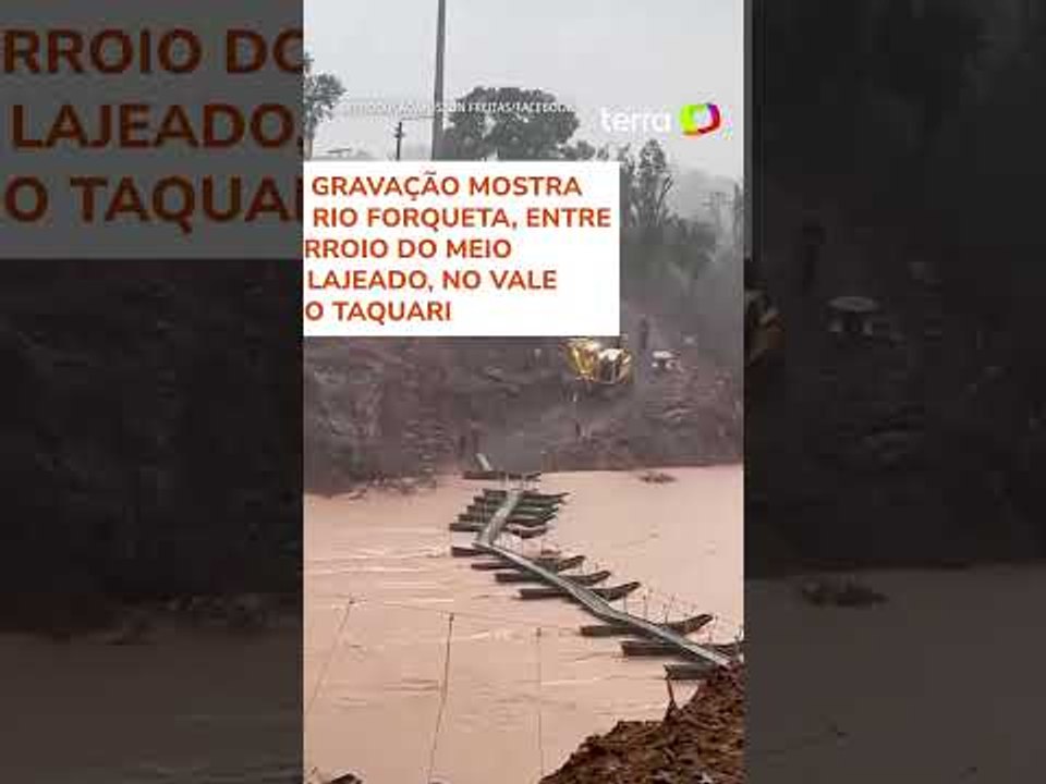 Passarelas feitas pelo Exército para passagem da população são levadas após novas chuvas no RS