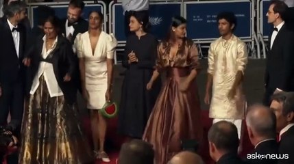 A Cannes red carpet danzante per il cast di "All we imagine as light"