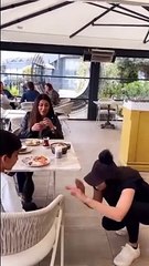 Sanat sepet tayfa iyice delirdi! Köpek taklidi yapıp çocuğu ısırdı