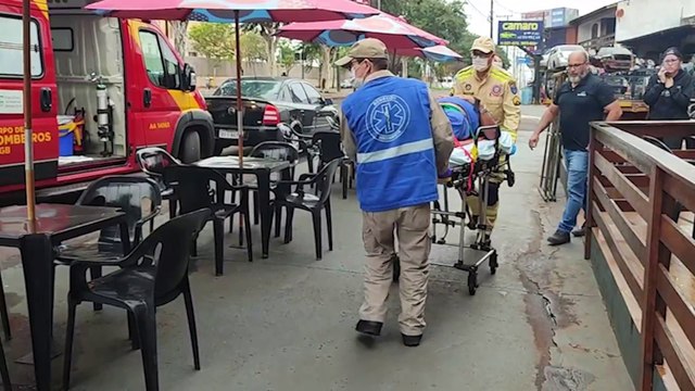 Trabalhador cai do andaime e fica ferido na Avenida Rocha Pombo