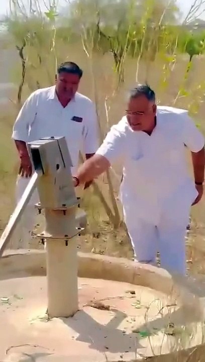 शेरगढ़ से विधायक बाबुसिंह राठौड़ खुद ग्रामीण क्षेत्रों में निकले है और सारे नलकूप खुद देख रहे है कि कहां पानी आ रहा और कहां नहीं.