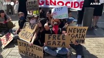 Gaza, attivisti israeliani davanti al Consolato americano di Gerusalemme