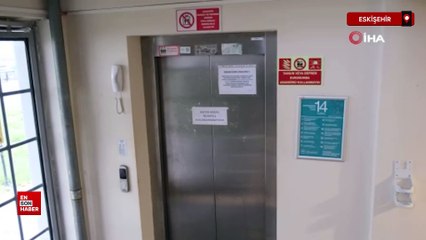 Bozuk asansör üzerindeki kağıtta geçen komik diyalog