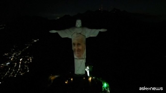 A Rio estratti del libro del Papa proiettati sul Cristo Redentore