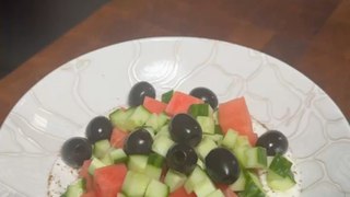 SALADE GREC BIEN FRAÎCHE POUR L’ÉTÉ  #salad #salade #cuisine #ete #frais #fraiche #concombre #feta #saladegrec #gourmand #gratinée #pasteque #cuisine #olive #healthy