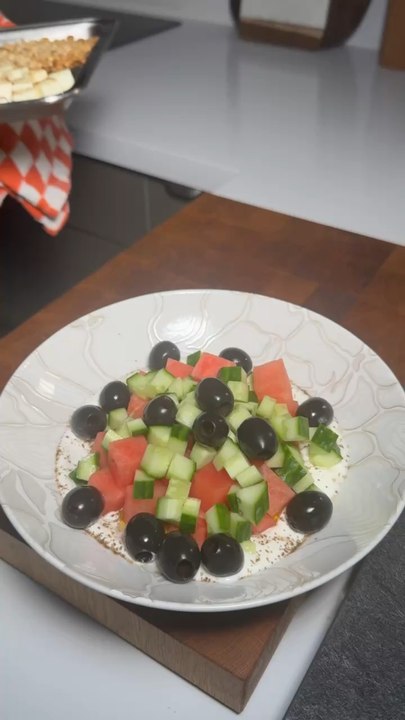 SALADE GREC BIEN FRAÎCHE POUR L’ÉTÉ  #salad #salade #cuisine #ete #frais #fraiche #concombre #feta #saladegrec #gourmand #gratinée #pasteque #cuisine #olive #healthy