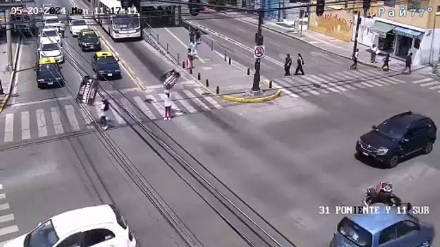 Ce motard a eu droit à un tour de manège gratuit... même pas mal