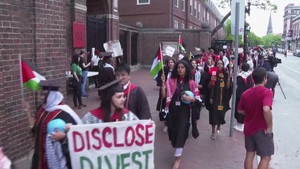 하버드 졸업식서 수백 명 집단퇴장 "가자 전쟁 반대" / YTN