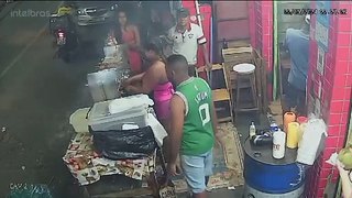 VÍDEO: Integrantes de organizada do Vitória são atacados em bar de Salvador