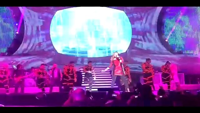 LAURA PAUSIN — SURRENDER / BELLISSIMO COSÌ | LAURA PAUSINI - INEDITO - LIVE WORLD TOUR | EDTION SPECIALE