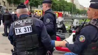 فيديو: ناشطو المناخ يحاولون اقتحام مقر شركة أموندي في باريس والشرطة تفرقهم