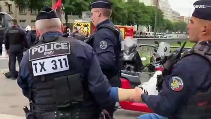 فيديو: ناشطو المناخ يحاولون اقتحام مقر شركة أموندي في باريس والشرطة تفرقهم