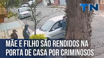 Mãe e filho são rendidos na porta de casa por criminosos
