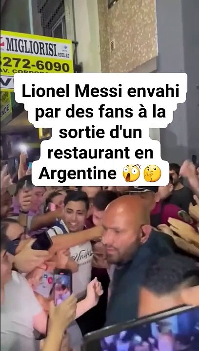 Messi envahi par les fans à la sortie d'un restaurant en Argentine