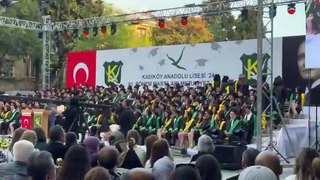 Kadıköy Anadolu Lisesi öğrencilerinden protesto: Okul müdürü Güney'e sırtlarını döndüler