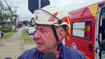 Jovem sofre crise convulsiva ao volante e bate carro em fachada de estabelecimento