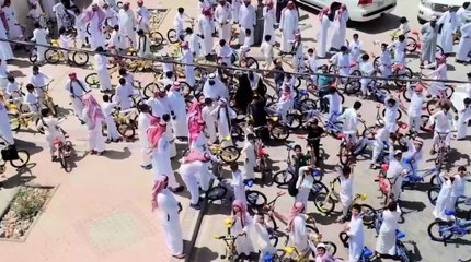 مدير مدرسة ابتدائية في "بدع تبوك" يفاجئ طلابه خلال حفل تقاعده