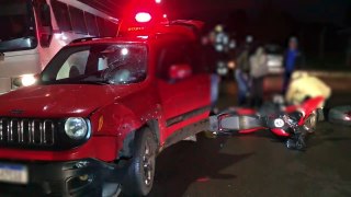 Motociclista fica ferida após colidir contra Jeep Renegade na Avenida Tito Muffato
