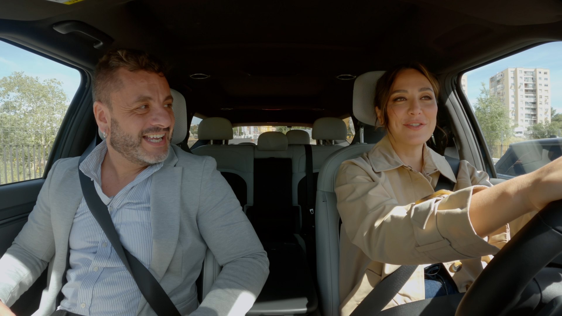 Aunque no exista una ciencia capaz de medir ese t�tem vaporoso que es la fama, una tal Tamara Falc� ha pulverizado todos los r�cords de la popularidad; como Nadal sobre la tierra batida, desde hace alg�n tiempo esta chica de a pie de 42 a�os viene siendo, con el permiso de su santa madre, la mujer m�s c�lebre de Espa�a. 

A golpe de lustros�simas portadas de revista, se ha ido moldeando un personaje �nico empotrado en la memoria colectiva desde la cuna misma, cuando Isabel Preysler, la matriarca, era la imbatible reina de corazones desde su trono de la revista 'Hola!', biblia entre las biblias del folclore rosa. A la manera de las monarqu�as, en alg�n momento del camino la hija sucedi� a la madre; a falta de coronaci�n, el cl�max de este ascenso fue el "s�, quiero" que se prometi� con ��igo Onieva en la boda m�s comentada del siglo. 