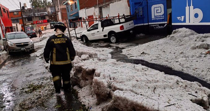 Intensas lluvias y granizada azotan la ciudad de Puebla