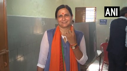 पश्चिमी दिल्ली लोकसभा सीट से भाजपा उम्मीदवार कमलजीत सहरावत ने अपने परिवार के साथ वोट डाला