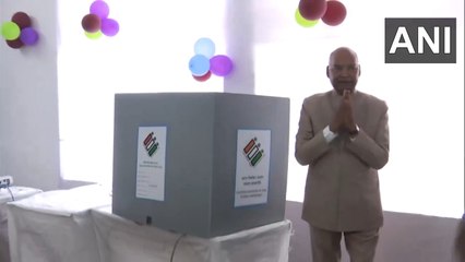 पूर्व राष्ट्रपति राम नाथ कोविंद ने मतदान केंद्र पर लोकसभा इलेक्शन 2024 के लिए अपना वोट डाला