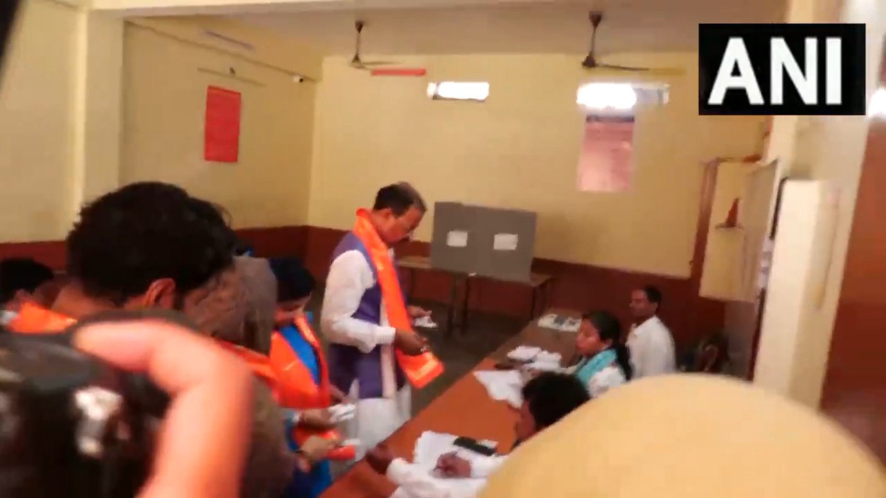 उत्तर प्रदेश के उपमुख्यमंत्री केशव प्रसाद मौर्य ने अपनी पत्नी के साथ मतदान  किया