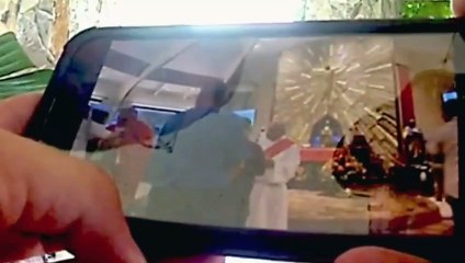 Un prêtre catholique mord une femme pendant la sainte messe (VIDEO)