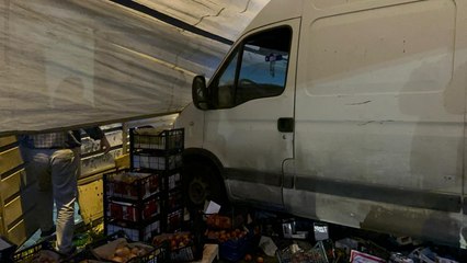 Çaldıkları kamyonetle minibüse çarpıp pazara daldılar