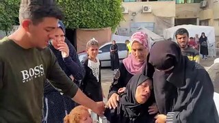 فلسطينيون يودعون ضحايا القصف في مستشفى في دير البلح