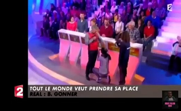 Polémique : Les réponses aux 4 questions qui se posent sur cet extrait de France 2, exhumé sur X, dans lequel Nagui mime une fellation avec une assistante accroupie devant lui