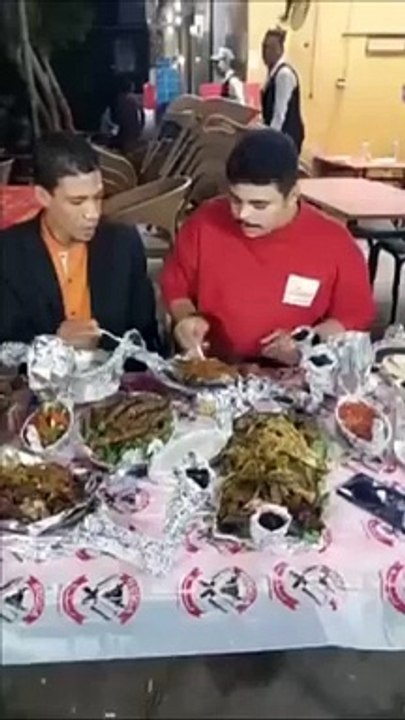 عمرو بيلا بياكل مع محمد الزبا.ل