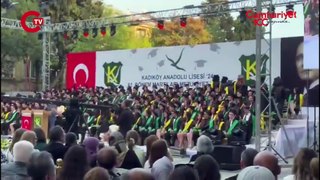 Kadıköy Anadolu Lisesi öğrencileri, kendilerini okuldan kovmakla tehdit eden okul müdürüne mezuniyet töreninde sırtını döndü