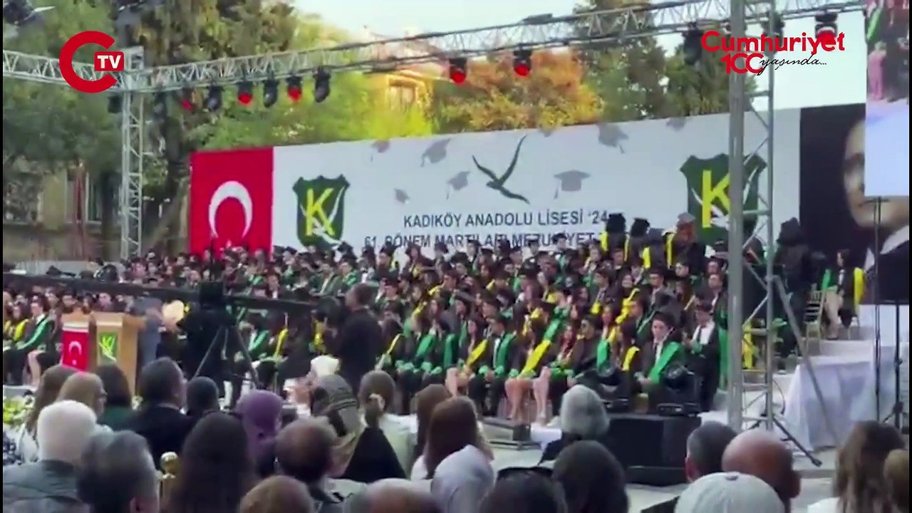 Kadıköy Anadolu Lisesi öğrencileri, kendilerini okuldan kovmakla tehdit eden okul müdürüne mezuniyet töreninde sırtını döndü