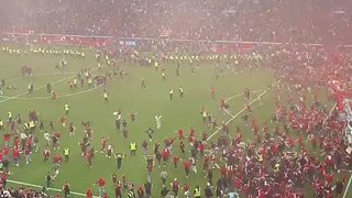 Leverkusen Champion : Les Supporters Débordent le Terrain !
