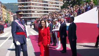 La Reina Letizia apuesta por un 'total look' en rojo para el desfile de las Fuerzas Armadas