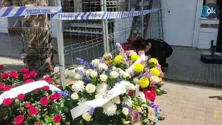 Una pareja deja flores en el lugar donde murieron cuatro personas el jueves por la noche en Playa de Palma