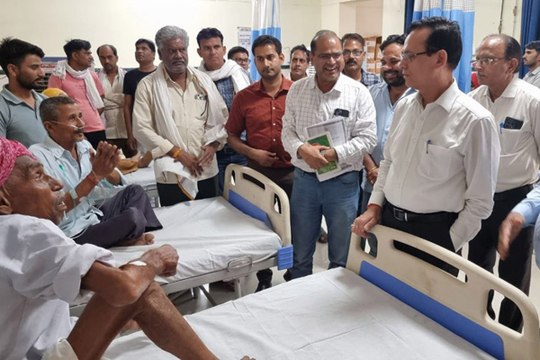 जिला प्रभारी सचिव ने जाने अस्पताल के हालात, हीट वेव ओर आपातकालीन व्यवस्थाओं का लिया जायजा