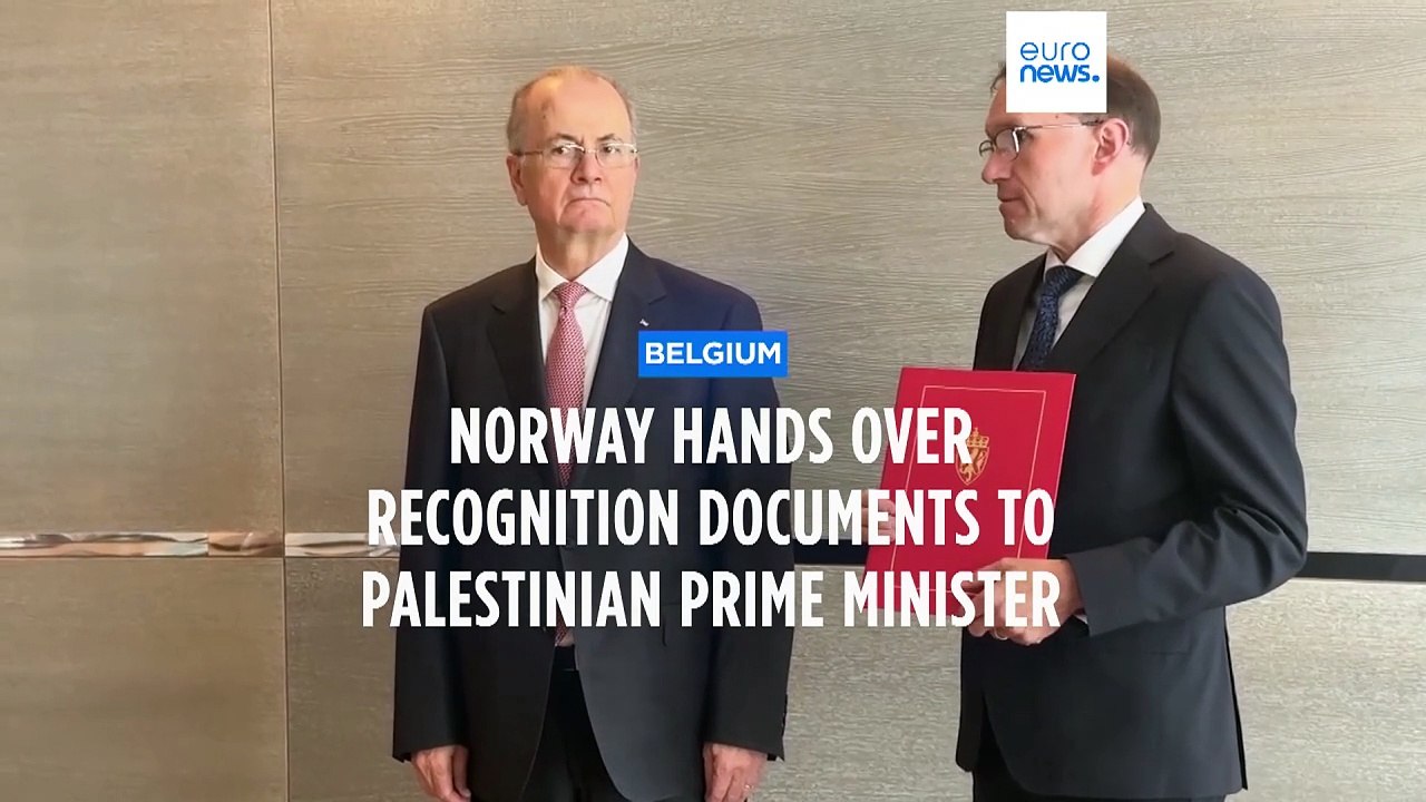 Norway hands over recognition documents to Palestinian prime minister in Brussels