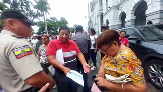 PLANTÓN DE MADRES DE FAMILIA MANTIENE ACORRALADO AL GOBERNADOR DEL GUAYAS Y LOGRÓ PARALIZAR EL TRÁNSITO