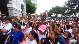 CERCA DE TRES HORAS UN GRUPO DE MUJERES FIRMES Y VALIENTES PUSO DE CABEZA AL GOBERNADOR VICENTE AUAD