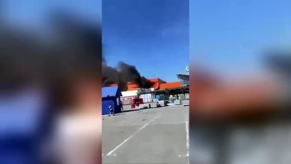 Attaccato un supermercato a Kharkiv: lunga colonna di fumo nero in cielo