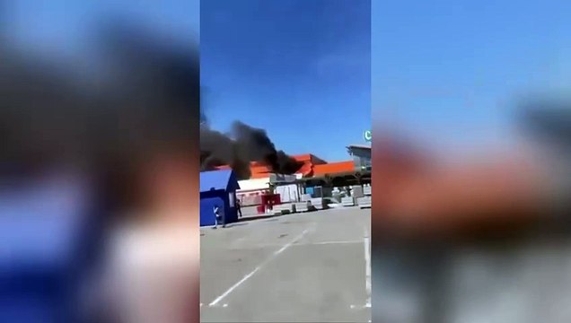 Attaccato un supermercato a Kharkiv: lunga colonna di fumo nero in cielo